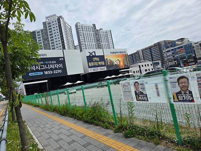 천안 서북구 불당2동 일원에 첩부된 선거벽보에서 김태흠 국민의힘 후보만 누락돼있는 모습. 김태흠 후보 캠프 제공