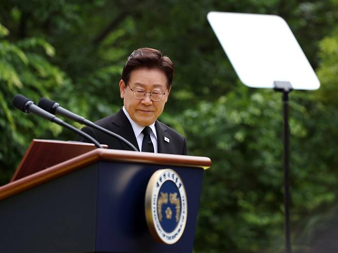 이재명 대통령이 23일 경남 김해시 봉하마을에서 열린 故 노무현 전 대통령 서거 17주기 추도식에서 추도사를 위해 단상으로 향하고 있다. 2026.5.23/뉴스1