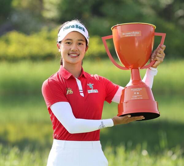 2026년 한국여자프로골프(KLPGA) 투어 제14회 E1채리티 오픈 우승을 차지한 짜라위 분짠(태국)이 우승 트로피를 들고 기념 촬영하는 모습이다. 사진제공=KLPGA (사진을 무단으로 사용하지 마십시오.)