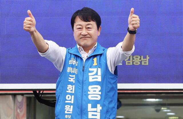 경기 평택을 국회의원 재선거에 출마한 김용남 더불어민주당 후보가 지난 21일 경기 평택 안중시장 앞에서 열린 출정식에서 지지를 호소하고 있다. 연합뉴스