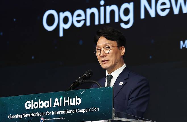 김민석 국무총리가 21일 서울 용산구 그랜드하얏트 서울에서 열린 글로벌 AI 허브 비전 선포식에서 환영사를 하고 있다. 뉴스1