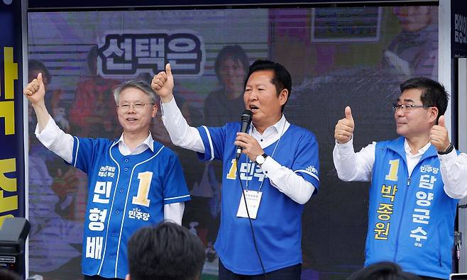 정청래 더불어민주당 대표가 24일 오후 전남 담양군 버스터미널 앞에서 민형배 전남광주특별시장 후보, 박종원 담양군수 후보와 함께 지지를 호소하고 있다. 뉴스1
