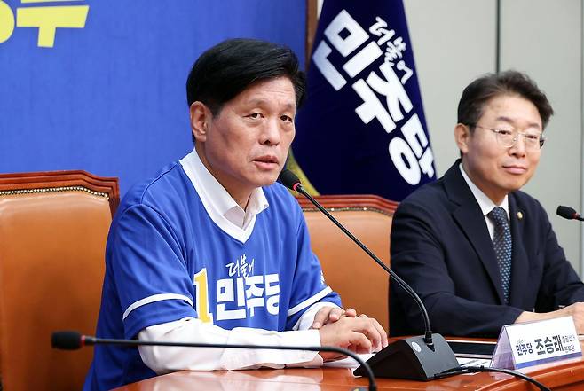 조승래 더불어민주당 총괄선대본부장이 24일 오후 국회에서 열린 기자간담회에서 발언하고 있다. 오른쪽은 최기상 총괄선대본부 총무본부장. 김성룡 기자