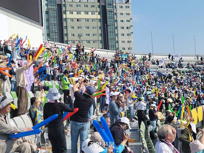 23일 경기 수원종합운동장에서 열린 북한 내고향여자축구단과 일본 도쿄 베르디 벨레자의 아시아축구연맹(AFC) 여자 챔피언스리그(AWCL) 결승전이 내고향의 승리로 끝나자 공동응원단이 막대풍선을 부딪치며 축하해주고 있다. 김병관 기자