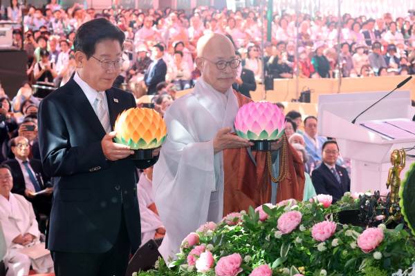 이재명 대통령이 24일 서울 종로구 조계사에서 열린 불기 2570년 부처님오신날 봉축법요식에서 조계종 총무원장 진우스님과 헌등하고 있다. 연합뉴스