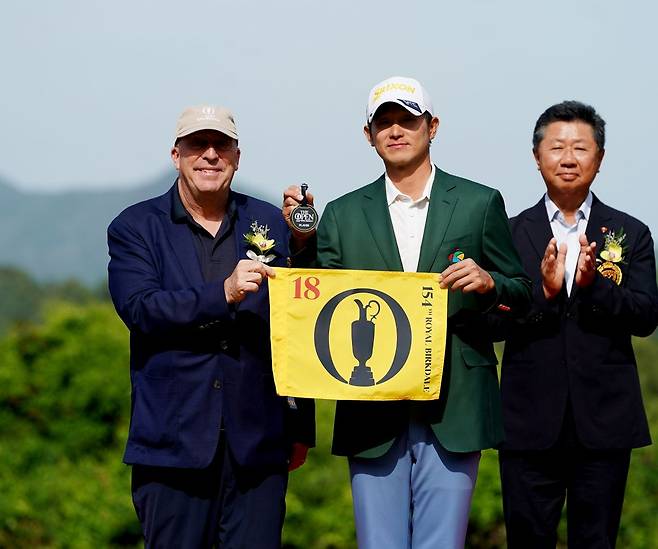 우승 보너스로 올 디오픈 출전권을 획득한 양지호가 R&A 도미닉 월 아시아태평양 총괄담당이사(왼쪽), 강형모대한골프협회(오른쪽)와 포즈를 취하고 있다. 대회조직위