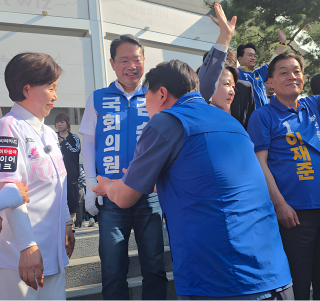 23일 오후 수원KT위즈파크에서 양향자 후보가 추미애 후보를 향해 다가갔지만, 끝내 만남은 성사되지 못했다. 김경희기자