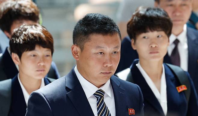 리유일 내고향여자축구단 감독이 24일 인천국제공항을 통해 출국하고 있다. 공동취재단