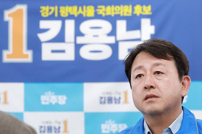 김용남 더불어민주당 경기 평택을 국회의원 재선거 후보가 20일 경기도 평택시 자신의 선거사무소에서 열린 고덕신도시특보단 간담회 참석자들과 대화하고 있다. [연합뉴스]