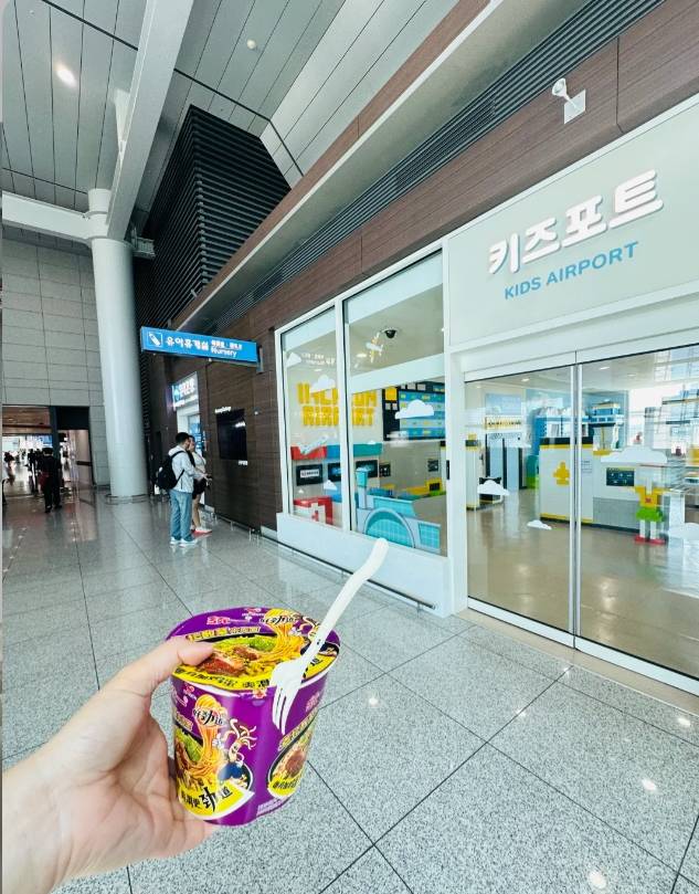 한 이용자는 "공항 편의점에서는 뜨거운 물을 제공하지 않는다"며 "인천공항 수유실에서 무료로 뜨거운 물을 받을 수 있다. 라면을 드시고 싶으시면 꼭 수유실에 들러달라"고 조언했다. 편의점과 수유실 위치를 상세히 소개한 게시물도 있다.  /사진=샤오홍슈