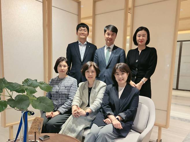사진은 윤종연 GOLD PB팀장(첫째줄 왼쪽부터), 이원휴 지점장, 장윤서 GOLD PB부장, 김지윤 GOLD PB부장(아랫줄 왼쪽부터), 최영미 GOLD PB부장, 이혜영 GOLD PB부장. /사진=하나은행