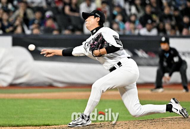 23일 오후 경기도 수원시 조원동 수원KT위즈파크에서 진행된 '2026 프로야구 KBO리그' KT위즈와 NC다이노스의 경기. KT 우규민이 역투하고 있다./수원=송일섭 기자