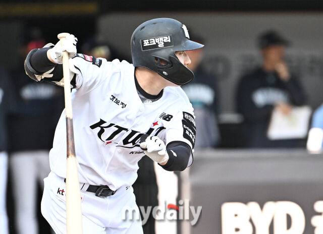 23일 오후 경기도 수원시 조원동 수원KT위즈파크에서 진행된 '2026 프로야구 KBO리그' KT위즈와 NC다이노스의 경기. KT 최원준이 1회말 선두타자로 나서 안타를 치고 있다./수원=송일섭 기자