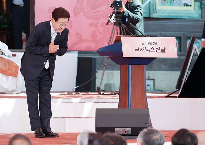 이재명 대통령이 24일 서울 종로구 조계사에서 열린 불기 2570년 부처님오신날 봉축법요식에서 축사를 위해 단상에 올라 참석자들에게 합장인사를 하고 있다. [연합]