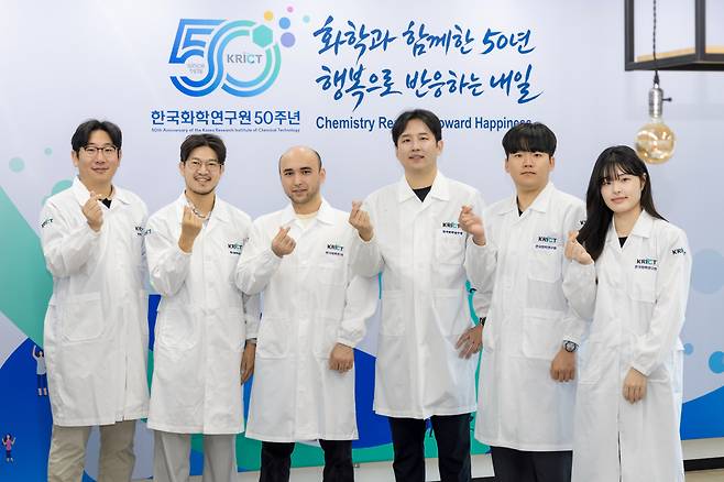 이번 연구를 수행한 한국화학연구원 연구진. 박지훈(왼쪽부터), 이진희 책임연구원, 루스탐 율다셰프 화학연-UST 학생연구원, 김민철 선임연구원, 곽종민, 남원빈 석사후연구원.[한국화학연구원 제공]