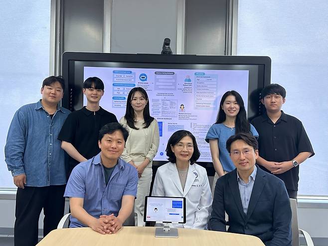 이번 연구를 수행한 KAIST, 강남세브란스병원 공동 연구진. 이의진(앞줄 오른쪽부터) KAIST 교수, 김은주 강남세브란스병원 교수, 이탁연 KAIST 교수.[KAIST 제공]