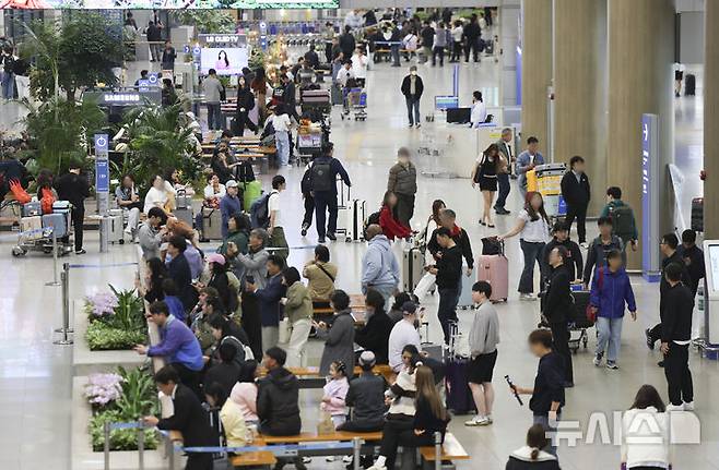 [인천공항=뉴시스] 김근수 기자 = 일본 골든위크와 중국 노동절 연휴가 겹치는 주말인 3일 오전 인천국제공항 제1여객터미널에서 여행객들이 입국장으로 들어서고 있다. 2026.05.03. ks@newsis.com