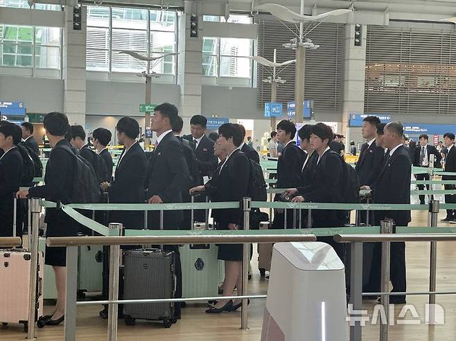 [인천공항=뉴시스] 김진엽 기자= 2025~2026시즌 아시아축구연맹(AFC) 여자 챔피언스리그(AWCL) 우승을 차지한 북한 내고향여자축구단이 24일 오후 인천국제공항을 통해 출국하고 있다. 2026.05.24. wlsduq123@newsis.com