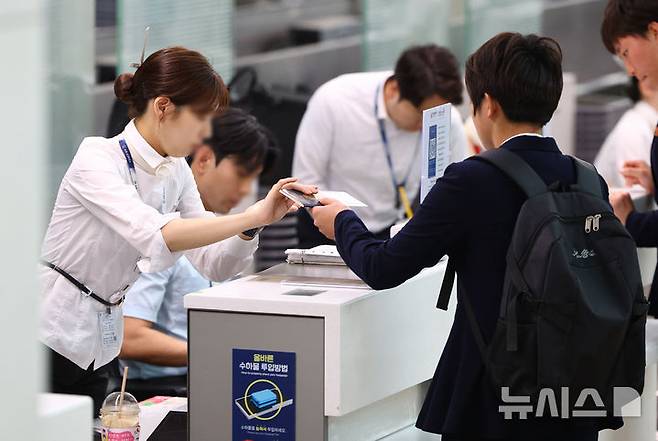 [인천공항=뉴시스] 황준선 기자 = 2025~2026시즌 아시아축구연맹(AFC) 여자 챔피언스리그(AWCL) 출전을 위해 방남했던 북한 내고향여자축구단 선수들이 24일 오후 인천국제공항 1터미널에서 여권을 이용해 출국 수속을 밟고 있다. 2026.05.24. hwang@newsis.com