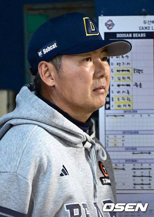 [OSEN=잠실, 최규한 기자] 8일 서울 잠실야구장에서 ‘2025 신한 SOL Bank KBO리그’ 두산 베어스와 SSG 랜더스의 경기가 열렸다.홈팀 두산은 웨스 벤자민, 방문팀 SSG는 앤서니 베니지아노를 선발로 내세웠다.9회말 두산 김원형 감독이 그라운드를 주시하고 있다. 2026.05.08 / dreamer@osen.co.kr