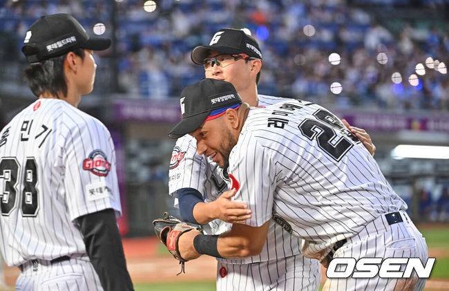 [OSEN=부산, 이석우 기자] 23일 부산 사직야구장에서 2026 신한 SOL KBO 리그 롯데 자이언츠와 삼성 라이온즈의 경기가 열렸다. 홈팀 롯데는 박세웅이, 방문팀 삼성은 장찬희가 선발 출전했다.롯데 자이언츠 선발 투수 박세웅이 7회초 수비를 마친 레이예스와 기쁨의 포옹을 하고 있다. 2026.05.23 / foto0307@osen.co.kr