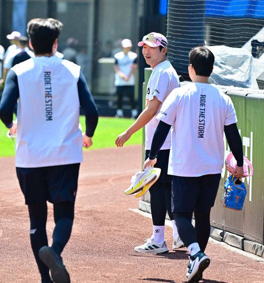 [OSEN=대전, 박준형 기자] 24일 대전 한화생명 볼파크에서 2026 신한 SOL KBO리그&nbsp;한화 이글스와 두산 베어스의 경기가 진행됐다. 이날 한화는 류현진을, 두산은 최승용을 선발투수로 내세웠다.경기 앞두고 한화 이민우가 훈련을 나서고 있다.  2026.05.24 / soul1014@osen.co.kr