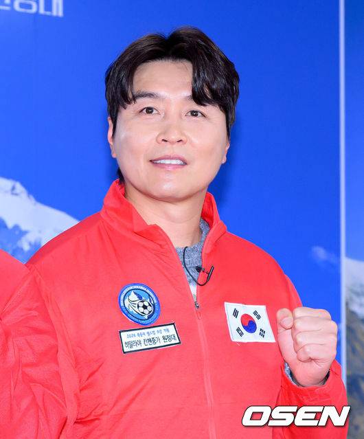 [OSEN=이대선 기자] 5일 오후 서울 영등포구 비전Q 프로덕션에서 2026 북중미 월드컵 8강 기원 히말라야 원정대 발대식이 열렸다.이준훈 단장이 기획한 이번 원정대는 산악인 엄홍길 대장, 개그맨 김병만, 전 국가대표 축구선수 이동국, 배우 예지원, 정유미, 이태환, 가수 유빈, 방송인 안현모, 박해린 등 연예인 및 체육인으로 구성되었다.이동국이 포토타임을 가지고 있다. 2026.03.05 /sunday@osen.co.kr