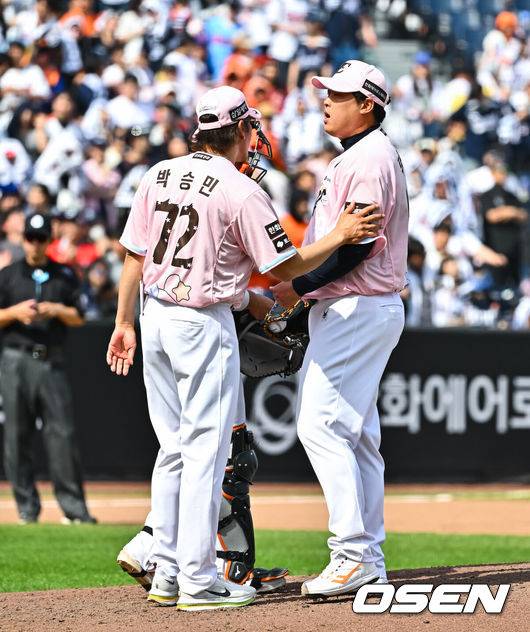 [OSEN=대전, 박준형 기자] 24일 대전 한화생명 볼파크에서 2026 신한 SOL KBO리그&nbsp;한화 이글스와 두산 베어스의 경기가 진행됐다. 이날 한화는 류현진을, 두산은 최승용을 선발투수로 내세웠다.6회초 한화 박승민 투수코치가 마운드에 올라 류현진과 이야기를 나누고 있다.   2026.05.24 / soul1014@osen.co.kr