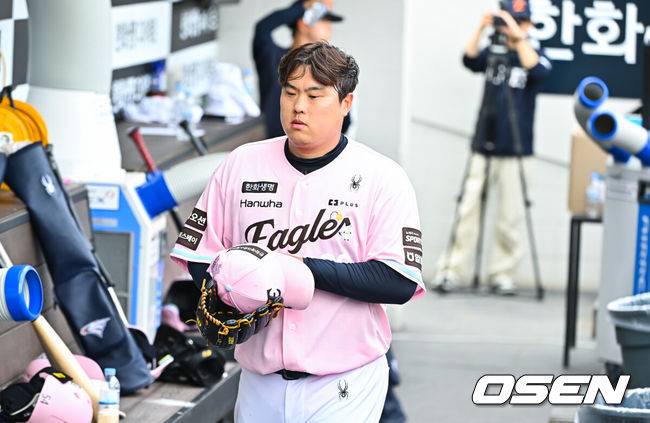[OSEN=대전, 박준형 기자] 24일 대전 한화생명 볼파크에서 2026 신한 SOL KBO리그&nbsp;한화 이글스와 두산 베어스의 경기가 진행됐다. 이날 한화는 류현진을, 두산은 최승용을 선발투수로 내세웠다.7회초 2사 1,2루 한화 선발투수 류현진이 교체되고 있다.    2026.05.24 / soul1014@osen.co.kr