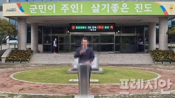 ▲지역인터넷 신문사 대표 A씨가 진도군청앞에서 기자회견을 열고 금품을 받고 김희수 진도군수에 대한 비판기사를 쓴 사실을 폭로하고 있다.2026.5.21ⓒ독자