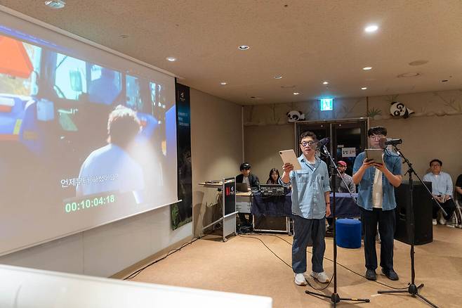 지난 22일 경기 용인 에버랜드 판다월드에서 진행된 ‘우리의 지구, 우리의 이야기’ 행사에서 박영재 성우(사진 왼쪽)와 윤용식 성우가 넷플릭스 다큐멘터리 ‘가드닝 쇼’ 더빙을 시연하고 있다. 넷플릭스 제공