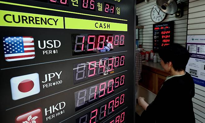 24일 서울 명동의 한 환전소에서 달러가 1504원에 거래되고 있다. 뉴스1
