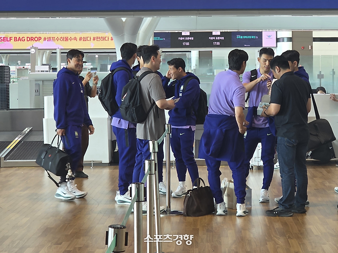 오현규(왼쪽)가 24일 인천공항을 통해 월드컵 사전 캠프지인 미국 유타주 솔트레이크시티로 출국하기 전 동료들과 대화를 나누고 있다. 인천공항 | 황민국 기자