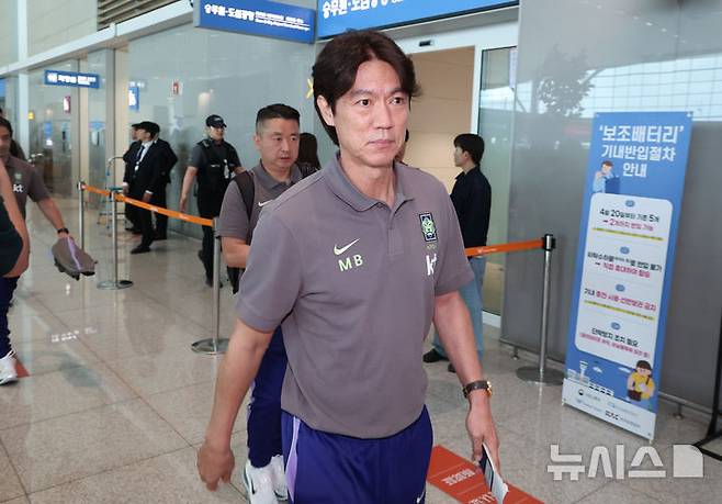 2026 북중미 월드컵에 출전하는 홍명보 감독이 지난 18일 오후 인천국제공항 2터미널을 통해 출국하고 있다. /사진=뉴시스