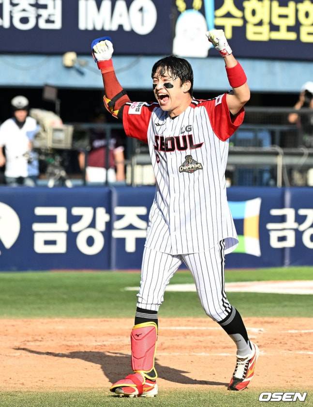 LG 박해민이 24일 잠실 키움전 9회말 끝내기 홈런을 치고 기뻐하고 있다.