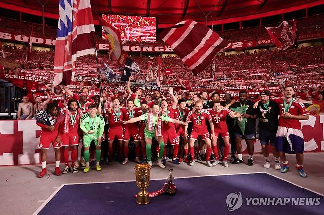 DFB 포컬 우승을 기뻐하는 바이에른 뮌헨 선수들 [EPA=연합뉴스]