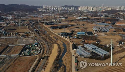 광명ㆍ시흥에 6번째 3기 신도시 조성     (시흥=연합뉴스) 홍기원 기자 = 정부가 수도권 주택 공급을 확충하기 위해 광명ㆍ시흥을 6번째 3기 신도시로 선정했다.
    이는 지금까지 나온 3기 신도시 중 최대 규모로, 서울과 인접한 서남부축 발전의 거점이 되는 자족도시로 조성된다. 
    사진은 24일 오후 경기도 시흥시 과림동 및 광명시 노온사동 일대 모습. 2021.2.24