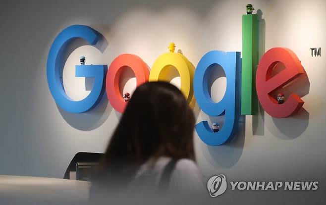 구글 지도반출, 24일 오후 최종결정 (서울=연합뉴스) 류효림 기자 = 구글이 요청한 한국 지도 반출 여부가 결정되는 24일 오후 서울 강남구 역삼동 구글코리아 사옥에 직원이 분주히 움직이고 있다. 2016.8.24 ryousanta@yna.co.kr