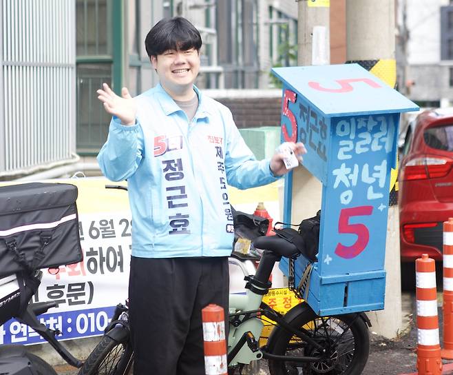 나무통 단 전기자전거로 유세하는 진보당 정근효 제주도의원 후보 [진보당 정근효 제주도의원 후보 캠프 제공.재판매 및 DB 금지]