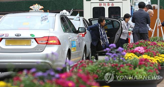 택시 내리는 어르신들 [연합뉴스 자료사진]