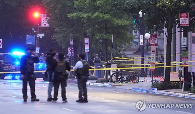 긴장감 도는 백악관 인근 총격 현장 23일(현지시간) 워싱턴D.C 백악관 인근 총격 현장에 비밀경호국 요원들과 경찰이 배치돼 있다. [AP=연합뉴스. 재판매 및 DB 금지]