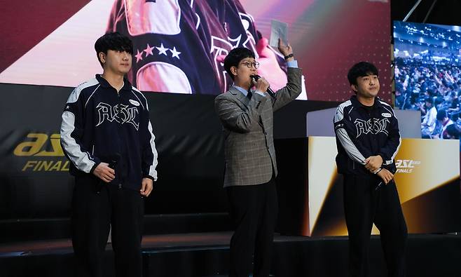박상현 vs 이영호 대결 승자는?     (고양=연합뉴스) 김주환 기자 = 24일 경기 고양시 킨텍스 제1전시장에서 열린 스타크래프트 리마스터 대회 ASL 21 결승전 현장에 디펜딩 챔피언 'Soma' 박상현과 'Flash' 이영호가 경기 시작 전 관객들에게 인사하고 있다. 2026.5.24 jujuk@yna.co.kr
