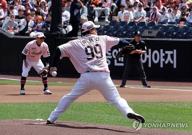 역투하는 류현진 (대전=연합뉴스) 이주형 기자 = 24일 대전 한화생명 볼파크에서 열린 2026 신한 SOL 뱅크 KBO리그 두산 베어스와 한화 이글스의 경기. 1회 초 한화 선발 투수 류현진이 역투하고 있다. 2026.5.24 coolee@yna.co.kr