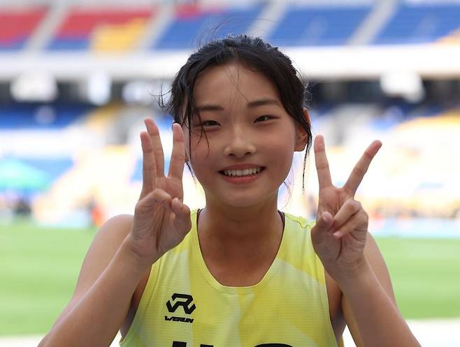 5월에만 3개 여중부 한국 기록 세운 왕서윤 왕서윤이 24일 부산 아시아드경기장에서 열린 제55회 전국소년체육대회 육상 경기 여중부 200ｍ 결선에서 24초34의 부별 한국 기록으로 우승을 차지한 뒤 밝게 웃고 있다. [대한육상연맹 제공. 재배포 및 DB 금지]