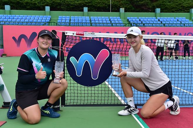 2026 국제테니스연맹(ITF) 창원 국제대회 여자복식 우승자 임희래(오른쪽)와 김은채 [대한테니스협회 제공. 재판매 및 DB 금지]