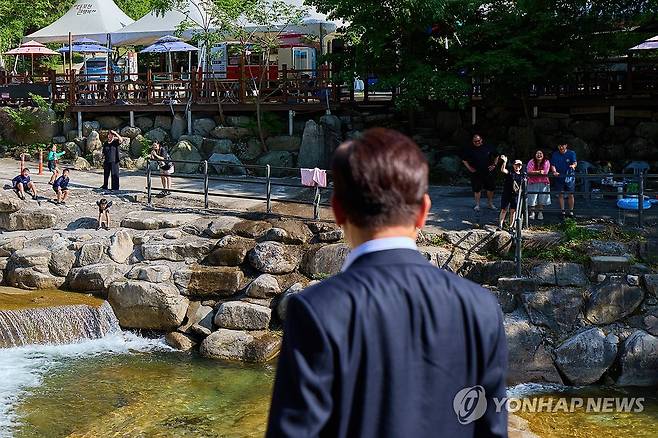 이재명 대통령, 포천 백운계곡 방문 (서울=연합뉴스) 이재명 대통령이 24일 하천·계곡 이용 실태 및 안전관리 상황 점검을 위해 경기 포천시 백운계곡을 찾아 현장을 둘러보고 있다. 2026.5.24 [청와대 제공. 재판매 및 DB 금지] photo@yna.co.kr