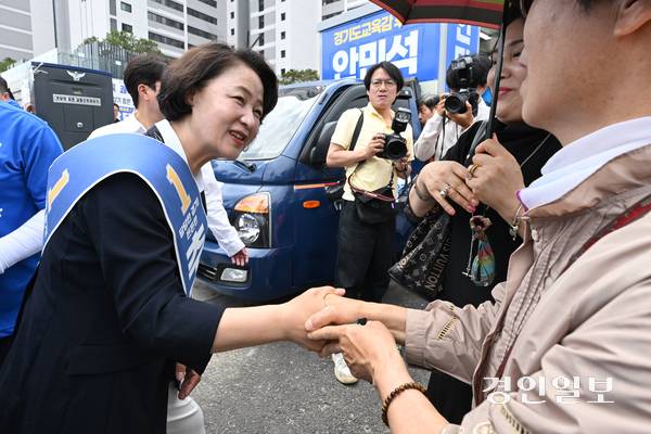 추미애 더불어민주당 경기도지사 후보가 25일 의왕시의 한 사거리에서 선거 유세를 하며 지지를 호소하고 있다. 2026.5.25 /최은성기자 ces7198@kyeongin.com