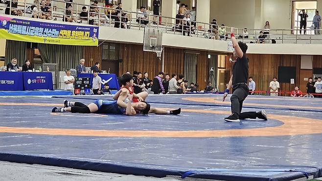 25일 부산광역시 개성고 체육관에서 열린 제55회 전국소년체육대회 레슬링 15세 이하부 자유형 60㎏급 결승에서 김지훈(수원 수성중·빨간 유니폼)이 이효원(충남 대명중)에게 폴승을 거두고 있다.