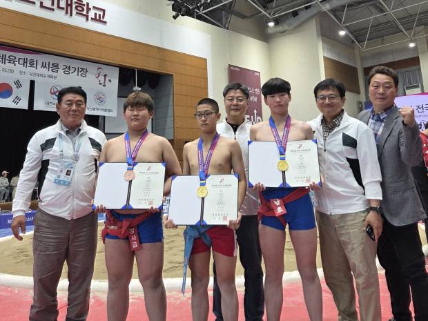 지난 24일 부산보건대학교 체육관에서 열린 ‘제55회 전국소년체육대회’ 씨름 12세 이하부 개인전에서 메달을 획득한 양성진(왼쪽 두번째부터), 노이한, 우민준이 기념촬영을 하고 있다. <광주시체육회 제공>