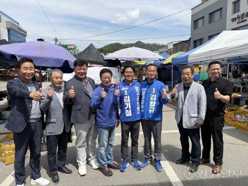 우상호 더불어민주당 강원지사 후보와 김왕규 양구군수 후보, 도·군의원 후보 등은 이날 양구읍 오일장터 앞에서 합동 거리유세를 펼쳤다. 사진=이규호기자